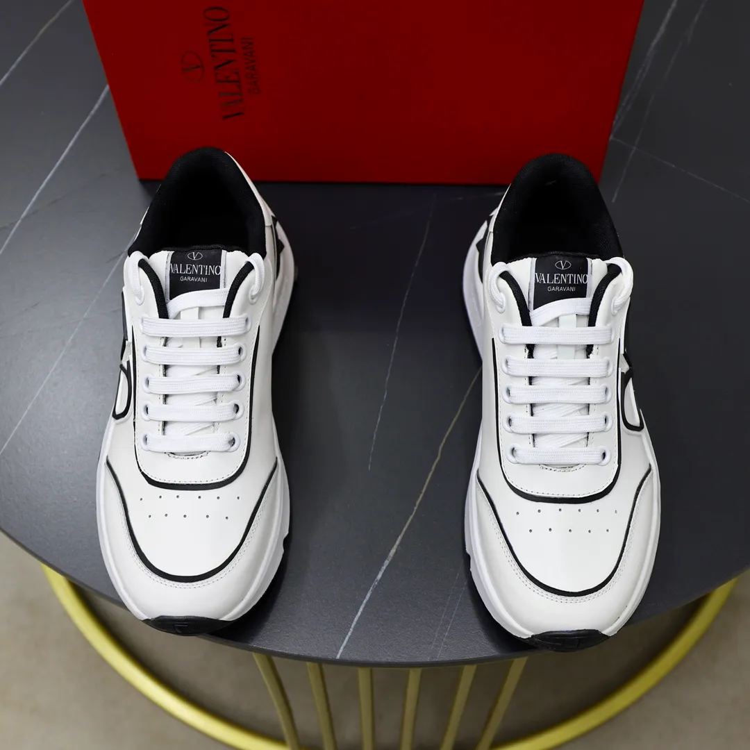 Ex-factory price: 460💰VALENTINO/Valentino 2025s men's latest low-top thick-soled sports shoes are shipped. Made with heavy industry, men's fine casual sports shoes, versatile style. Original leather, rubber lines embellished with geometric segmentation uppers, hand-sewn, novel and fashionable, rubber soles with rivet details on the front and back, VALENTINO GARAVANI LOGO printed on the side, and Valentino Garavani decorative inlay on the tongue. Logo, comfortable, breathable and durable on the feet! Comes with full original packaging! Code number: 38-39-40-41-42-43-44 (45 can be customized)